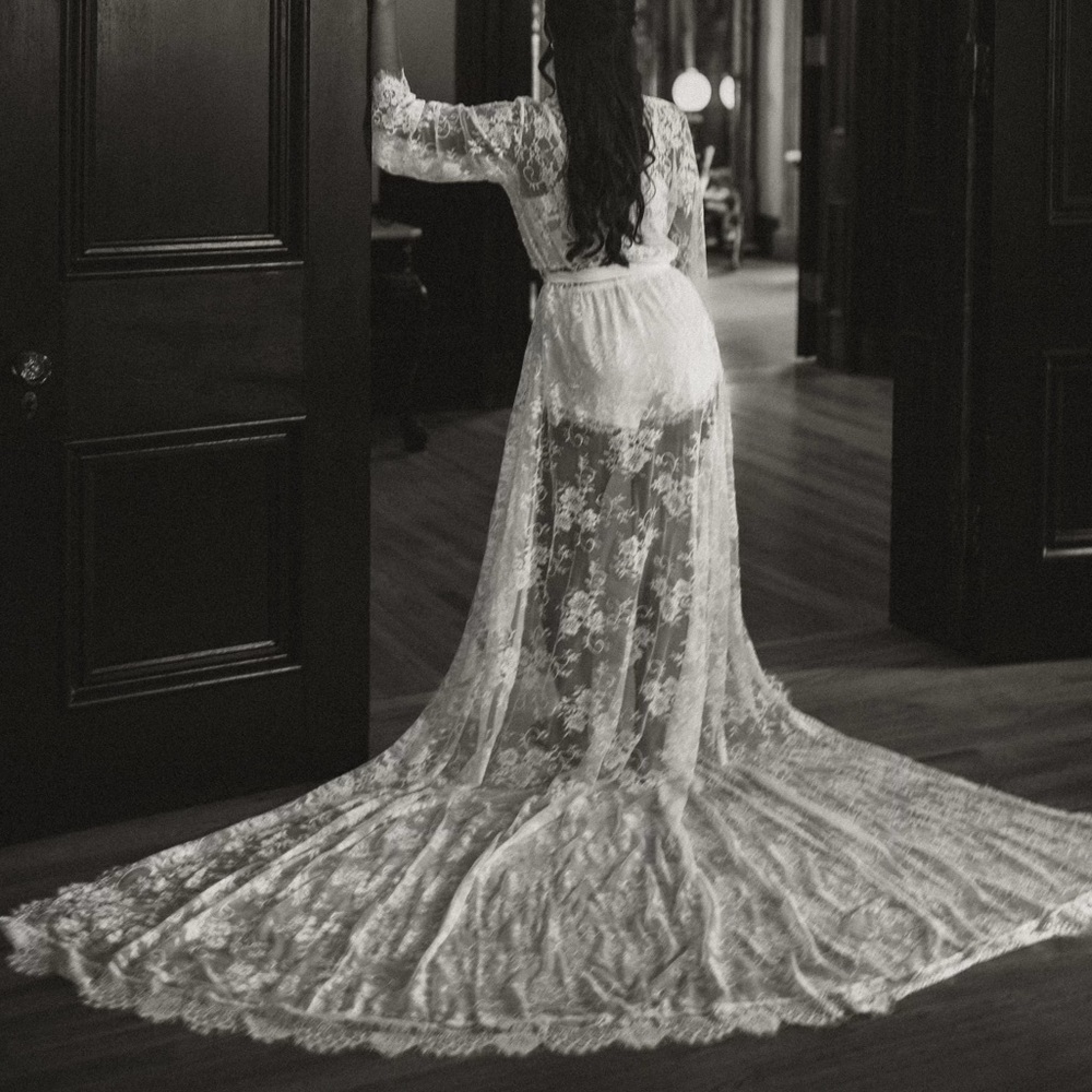 Elegant White Lace Robe
